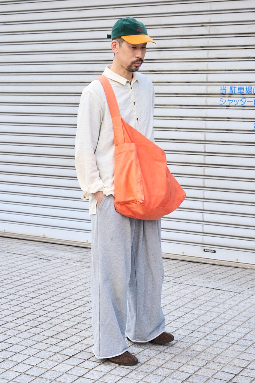 シャツは“大きめ”をタックアウト派が多数。大人の余裕で魅せた5人の着こなし好例をスナップで - 5枚目の画像