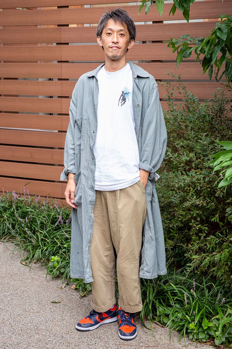 気負わないコートの着こなしは、くたっとした質感と無造作な袖まくりで 木村俊介