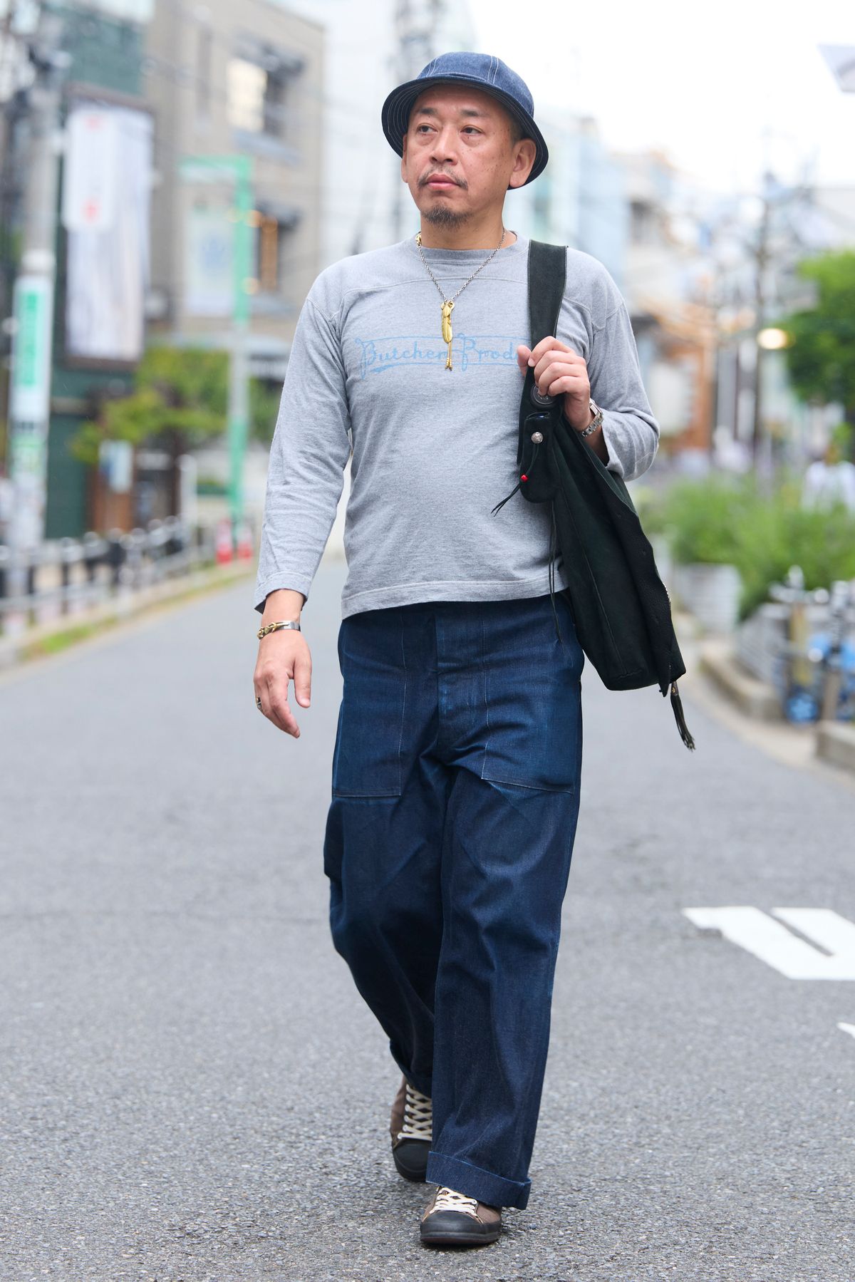 帽子、Tシャツ、デニム、シューズ＝すべてアットラスト