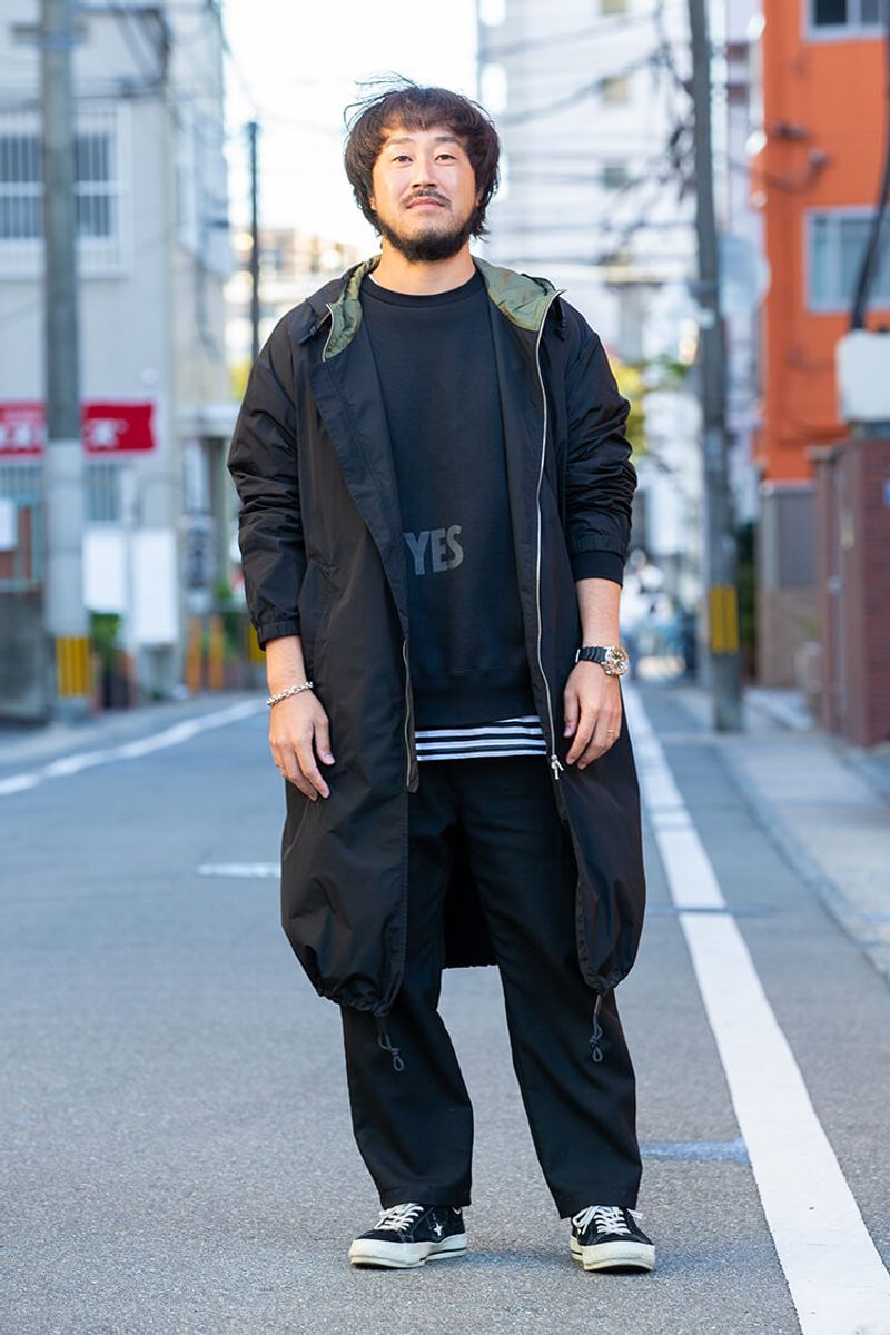 絞りを効かせた丸〜いシルエットで、マンネリしがちなコートに遊びを 溝内浩二