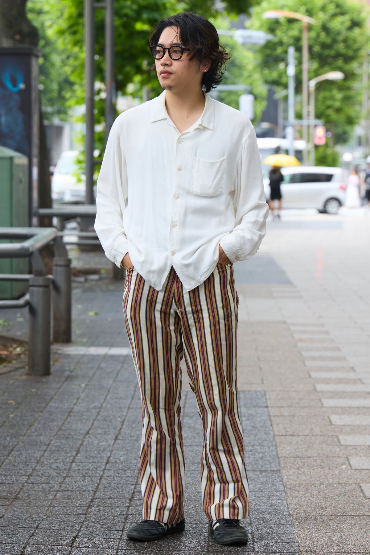 眼鏡、パンツ、アクセサリー＝すべて古着
