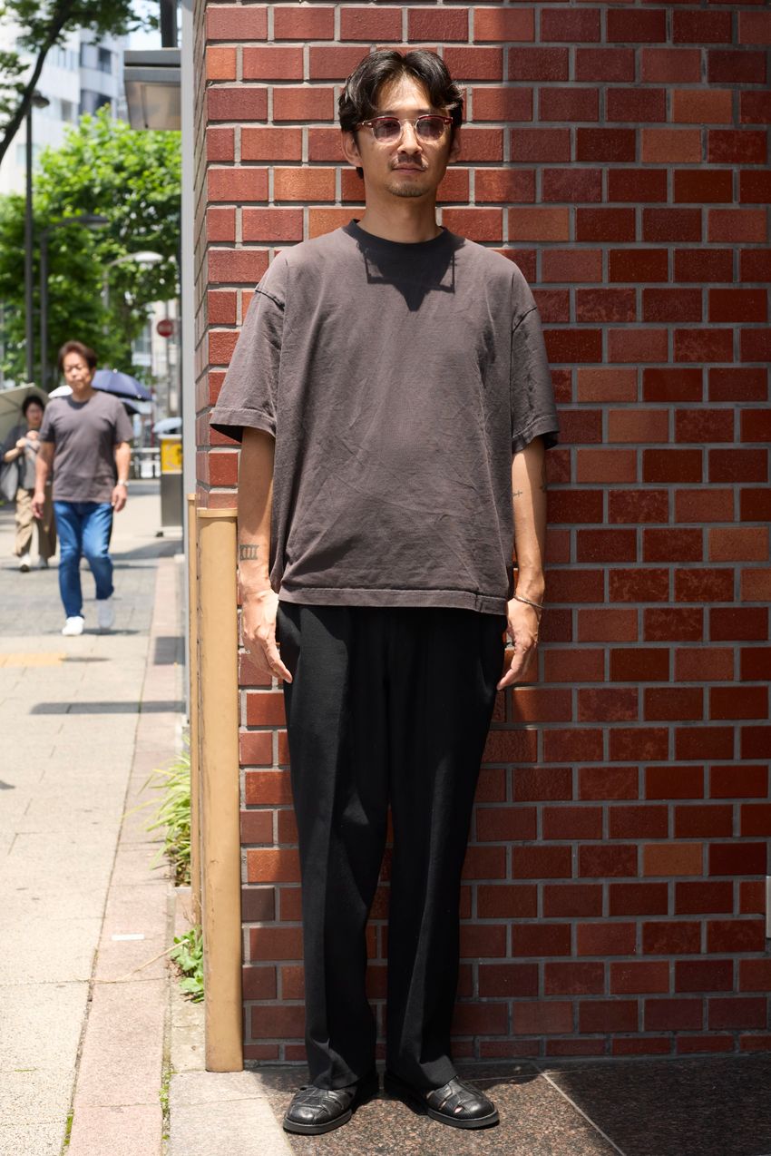 40代の「ユニクロ」使いをスナップで分析！ Tシャツ1点投入から全身コーデまで - 4枚目の画像