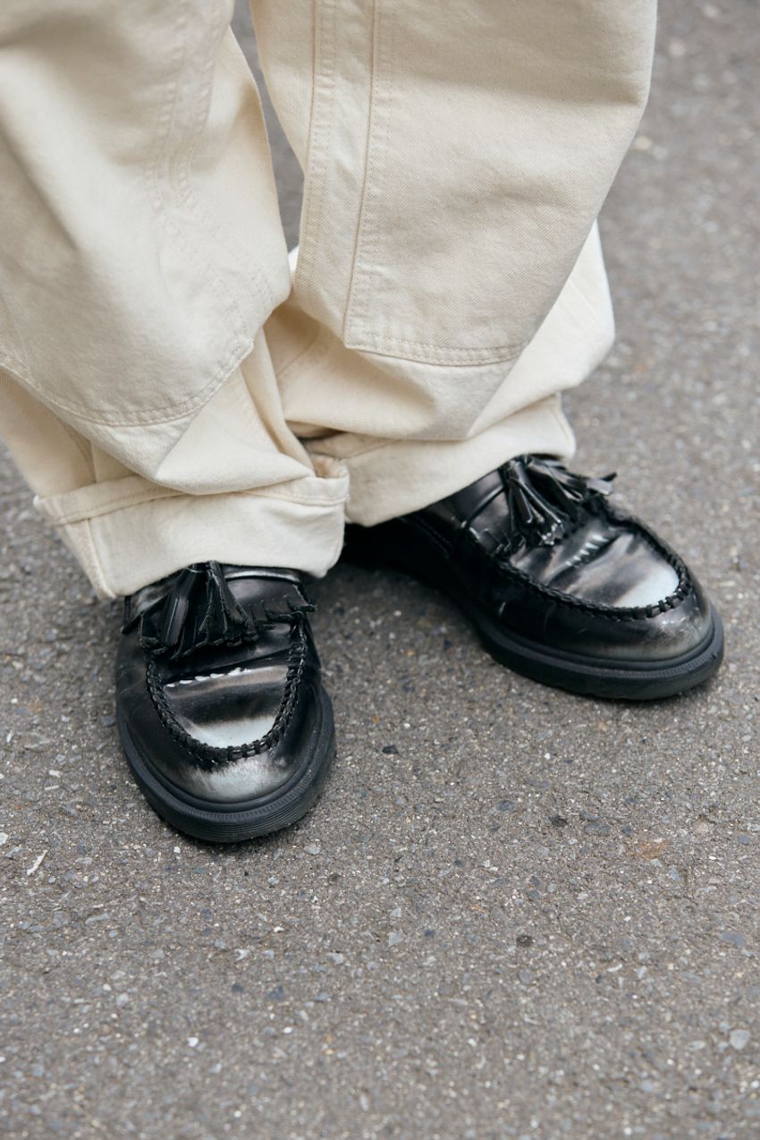 スニーカー感覚で“大人見え”可能！トレンドの「タッセルローファー」街のみんなはどう履きこなす？ - 5枚目の画像