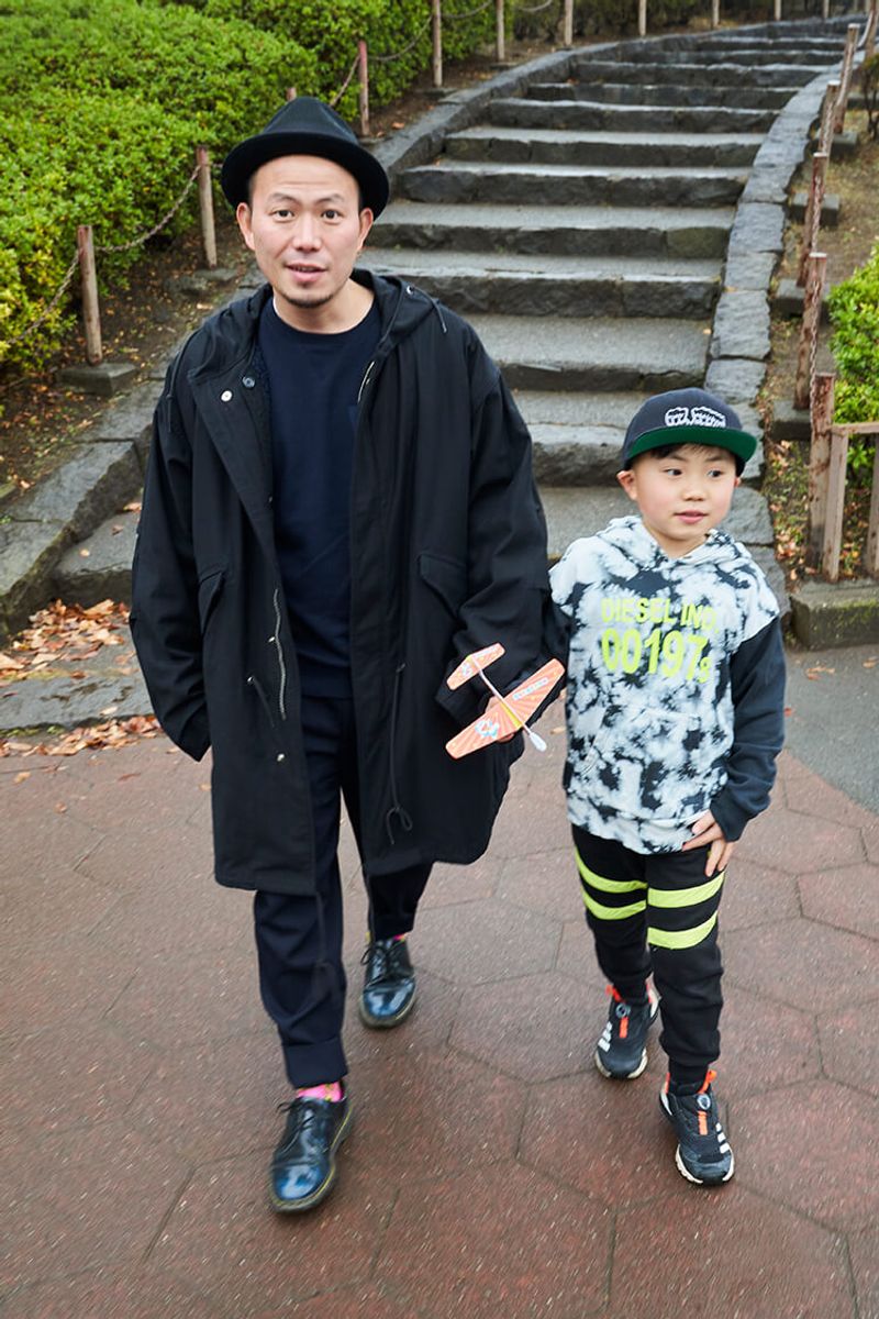 クールな黒を、シルエットでルーズに。遊び心のあるパパは格好いい 南部喨炳