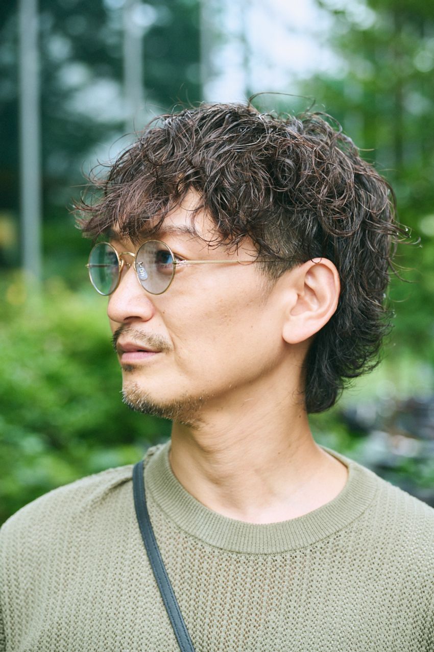 “オーバー40”はデニムをこう履け！ 合わせる靴やアクセ、色使い……コーディネイトのヒントをスナップで - 6枚目の画像
