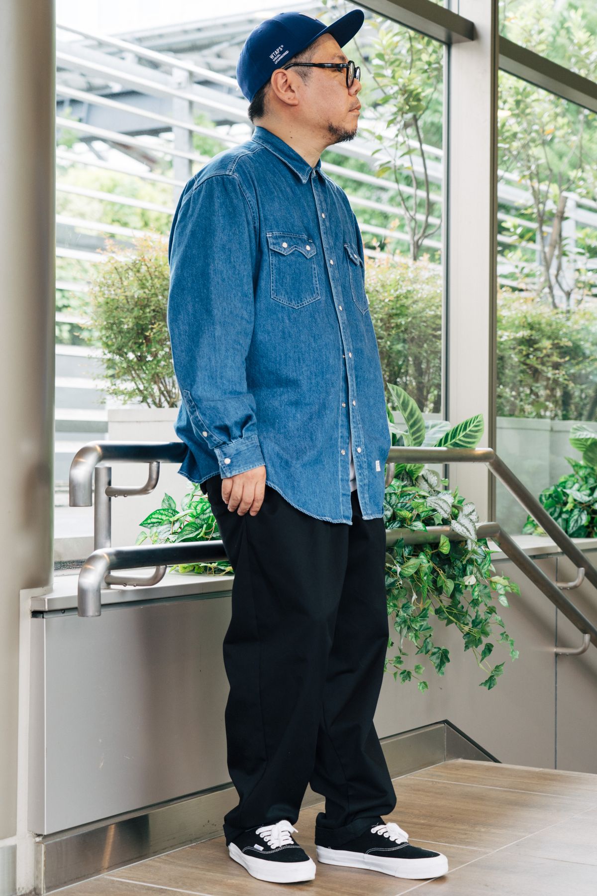 帽子 ニューエラ×ダブルタップス  眼鏡 ジンズ  シャツ ダブルタップス  Tシャツ ユニクロ  パンツ フレッシュサービス  シューズ ヴァンズ