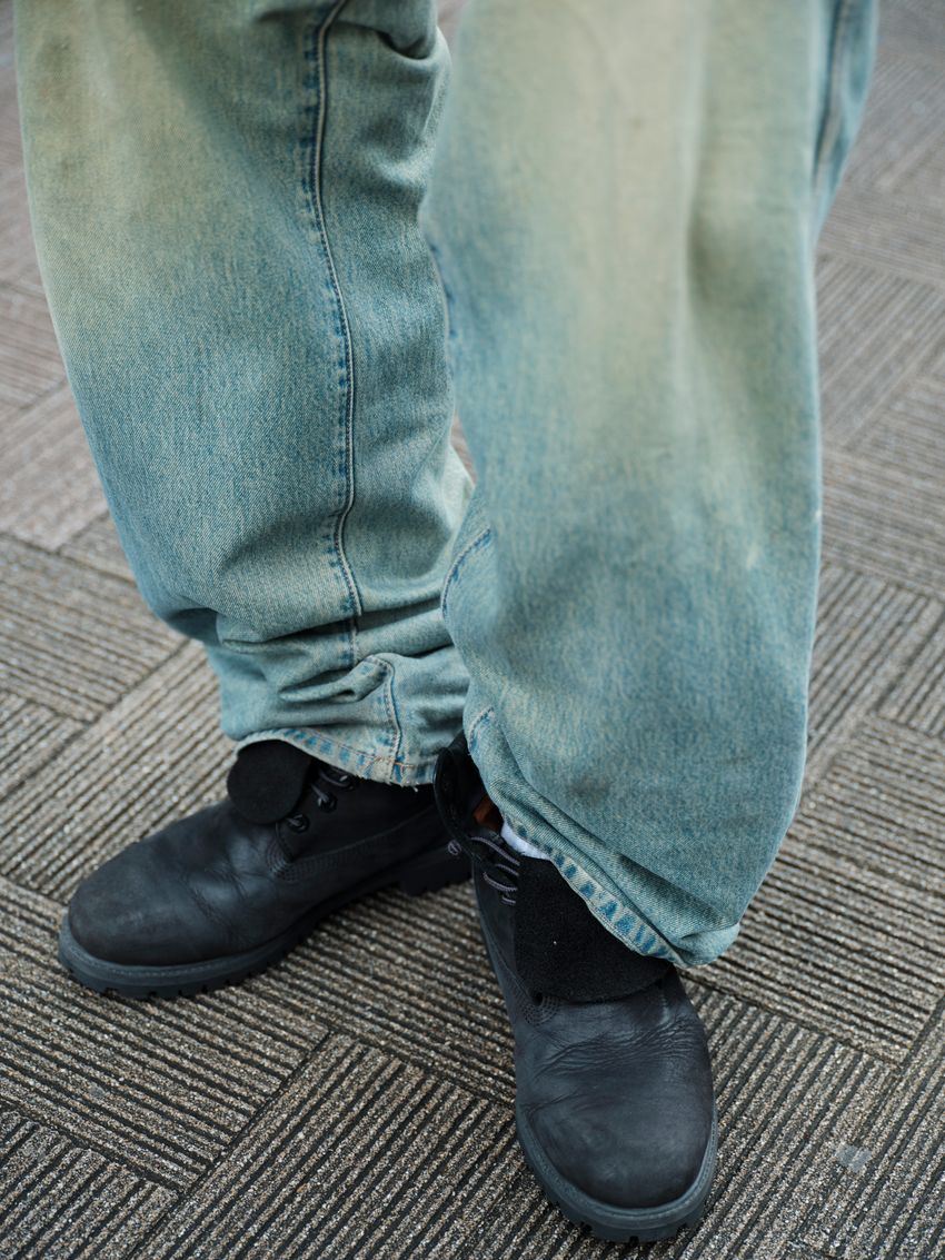 【20～30代のデニムトレンドを調査】薄色太めが人気！トップスは白or黒のシンプルスタイル - 10枚目の画像