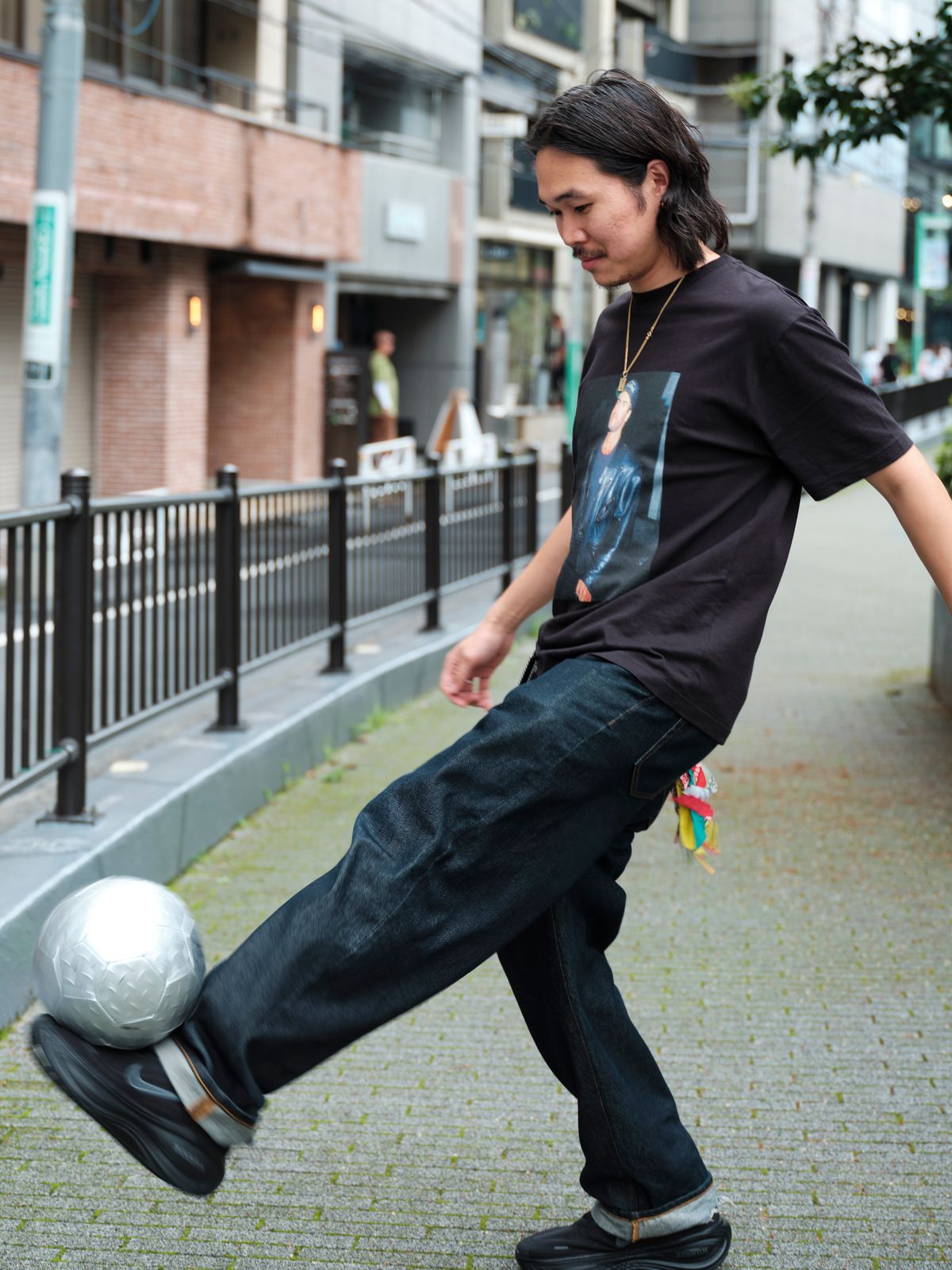 Tシャツ、デニム＝ともにパレススケートボード