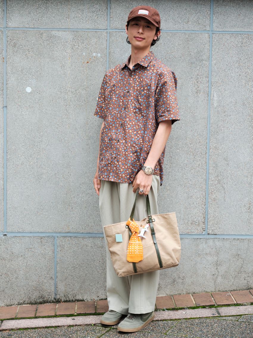 格好いいけど難しい？ “総柄シャツ“”のコーディネイトに悩む大人への5つのヒント - 6枚目の画像