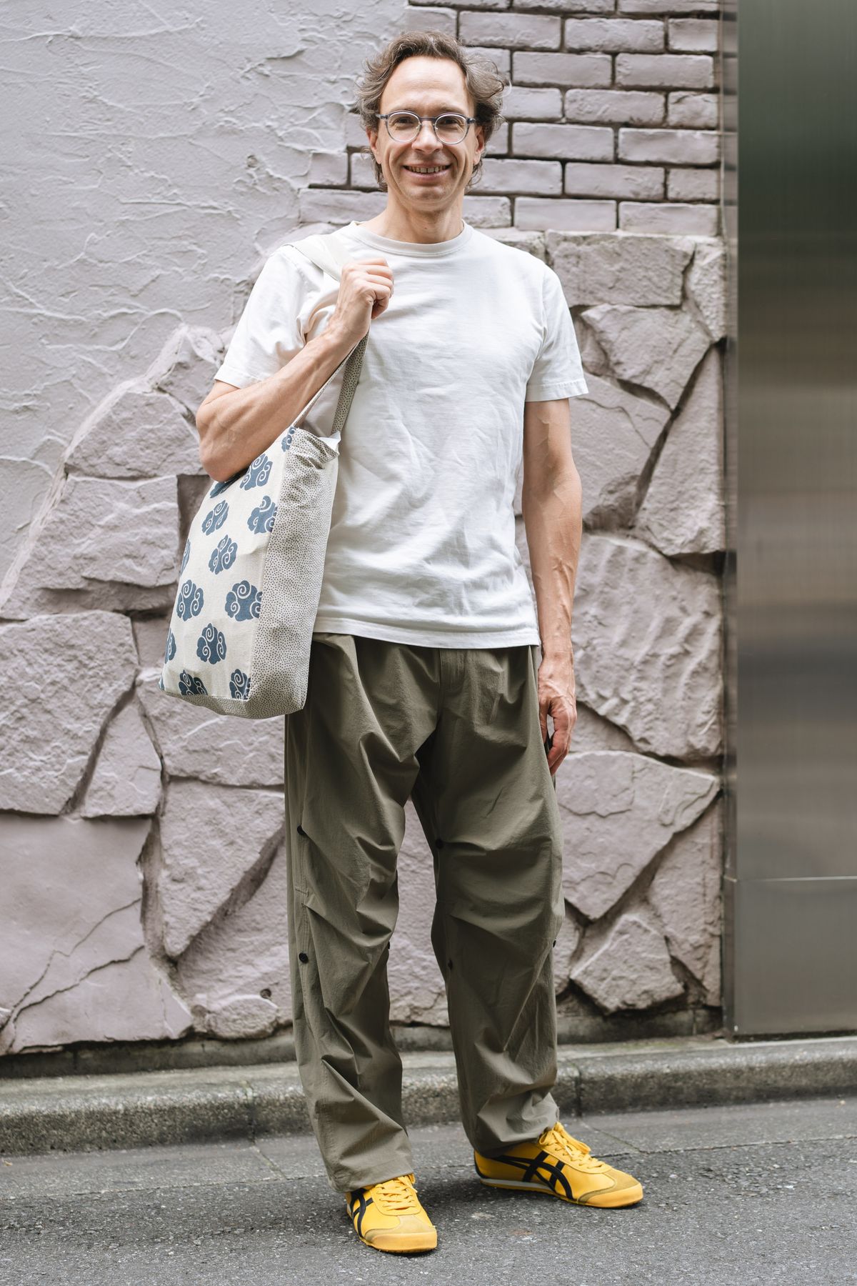 眼鏡 不明  Tシャツ ユニクロ  パンツ 不明  バッグ 不明  シューズ オニツカタイガー