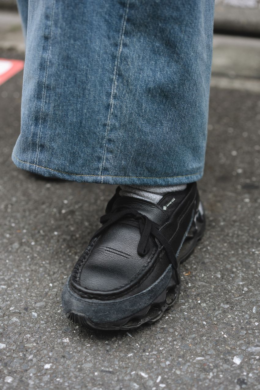 【20～30代のデニムトレンドを調査】薄色太めが人気！トップスは白or黒のシンプルスタイル - 13枚目の画像