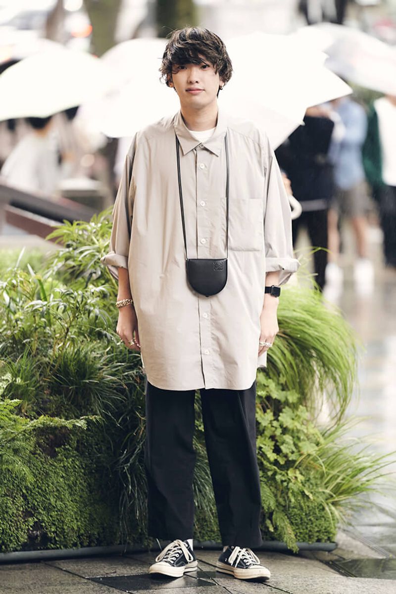 ロングシャツで上はゆったり、ジャスト丈パンツで足元すっきり 鎌野広大