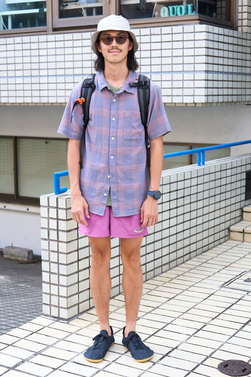 夏の“ショーツ着こなし術”を5人のスナップで！大人のみんなは“派手色”をどう合わせてる？ - 2枚目の画像