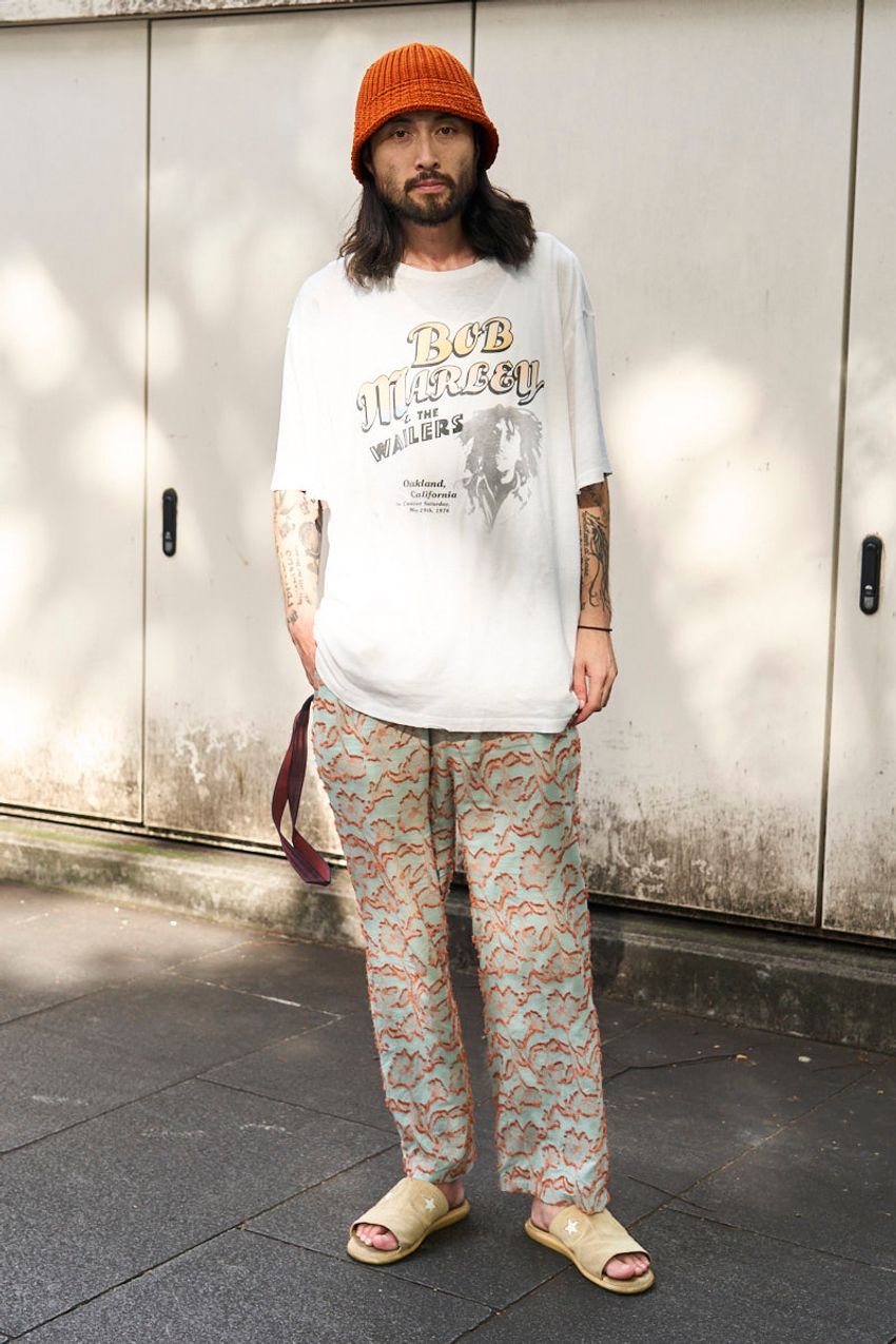 “音”を着て自己表現！「アーティストTシャツ」で個性を主張した洒落者たちパパラッチ - 2枚目の画像