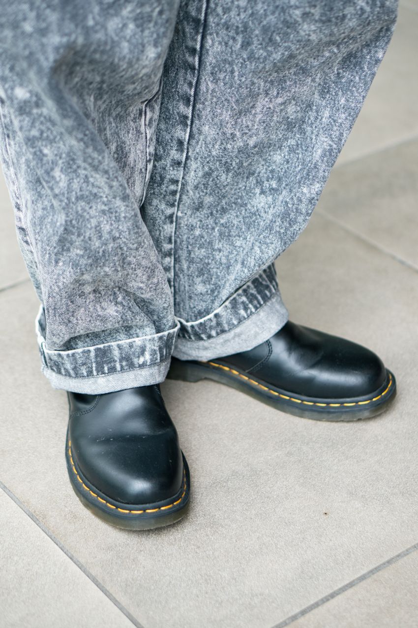 【20～30代のデニムトレンドを調査】薄色太めが人気！トップスは白or黒のシンプルスタイル - 7枚目の画像