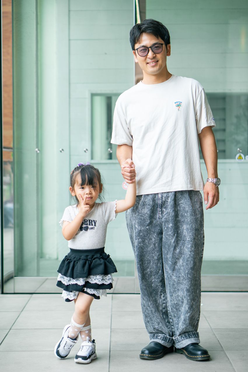 【20～30代のデニムトレンドを調査】薄色太めが人気！トップスは白or黒のシンプルスタイル - 6枚目の画像