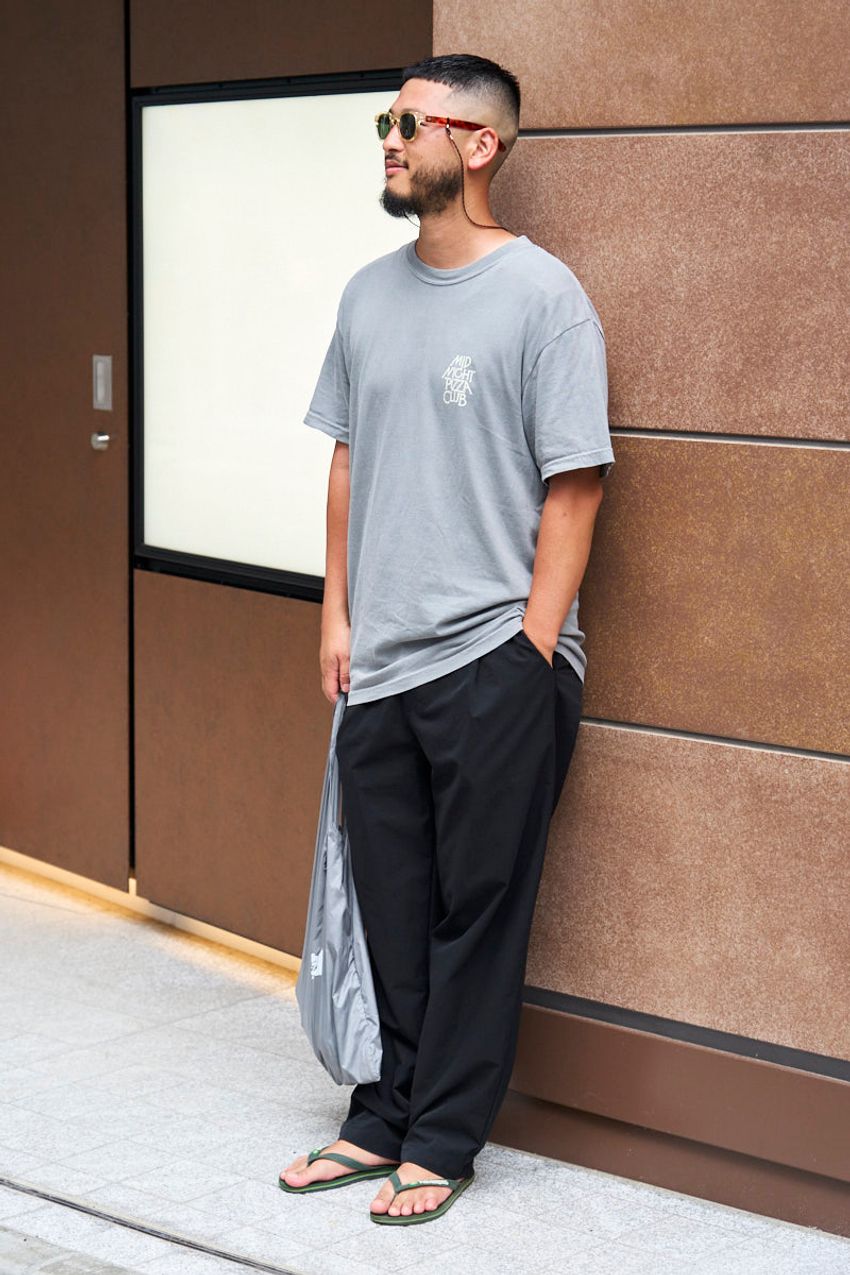 「ワイドパンツ×サンダル」の“黄金コンビ”を街でリサーチ！ ちょうどいい抜け感の作り方 - 5枚目の画像