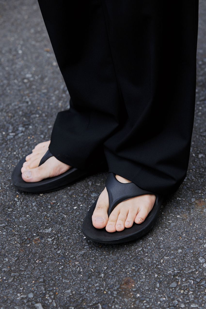 真夏も1本持っておきたい「黒パンツ」。愛用者5名の選抜ブランド&着こなしは？ - 5枚目の画像