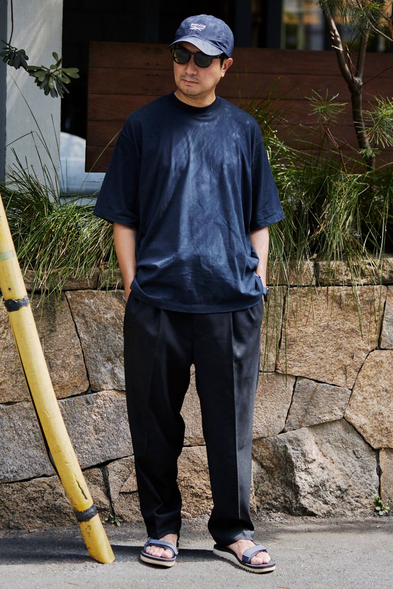 帽子、Tシャツ、パンツ＝すべてエブリワン
