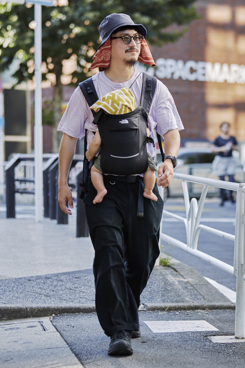 晩夏の大人を涼しげに見せる「フワッと系パンツ」。5名のスナップで