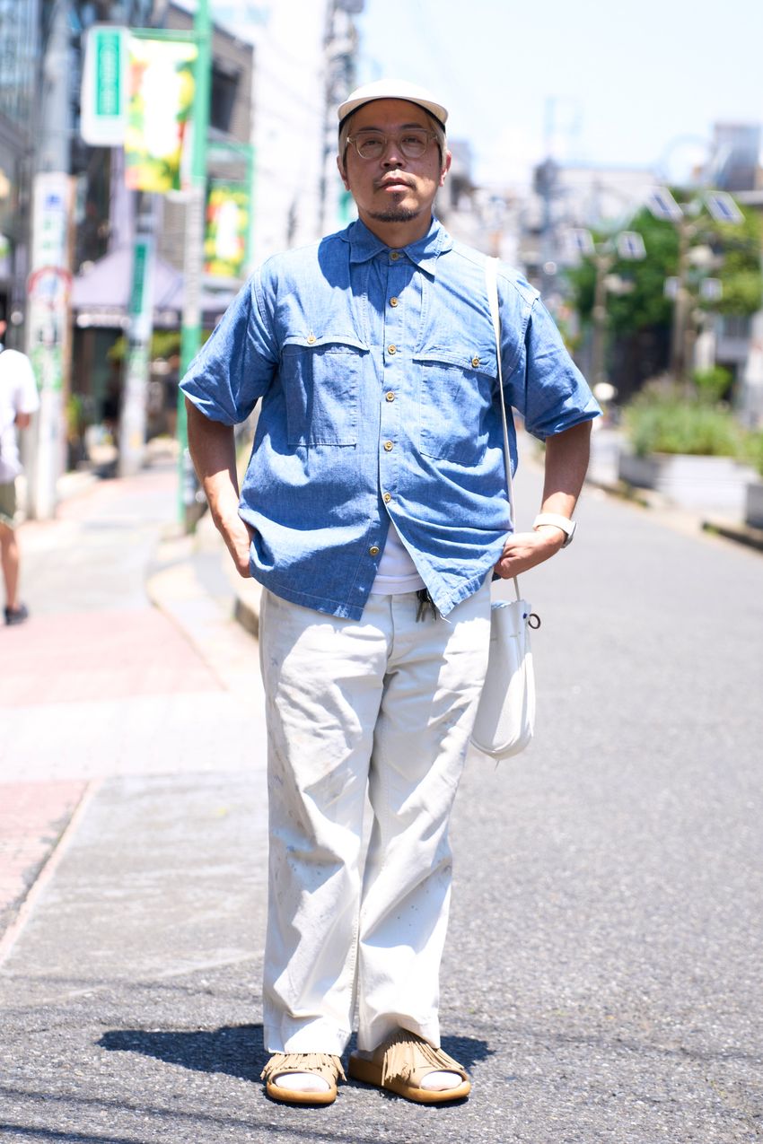 【40代】大人の「白パン攻略術」をスナップで調査！共通項は“シンプルさと清潔感“” - 2枚目の画像