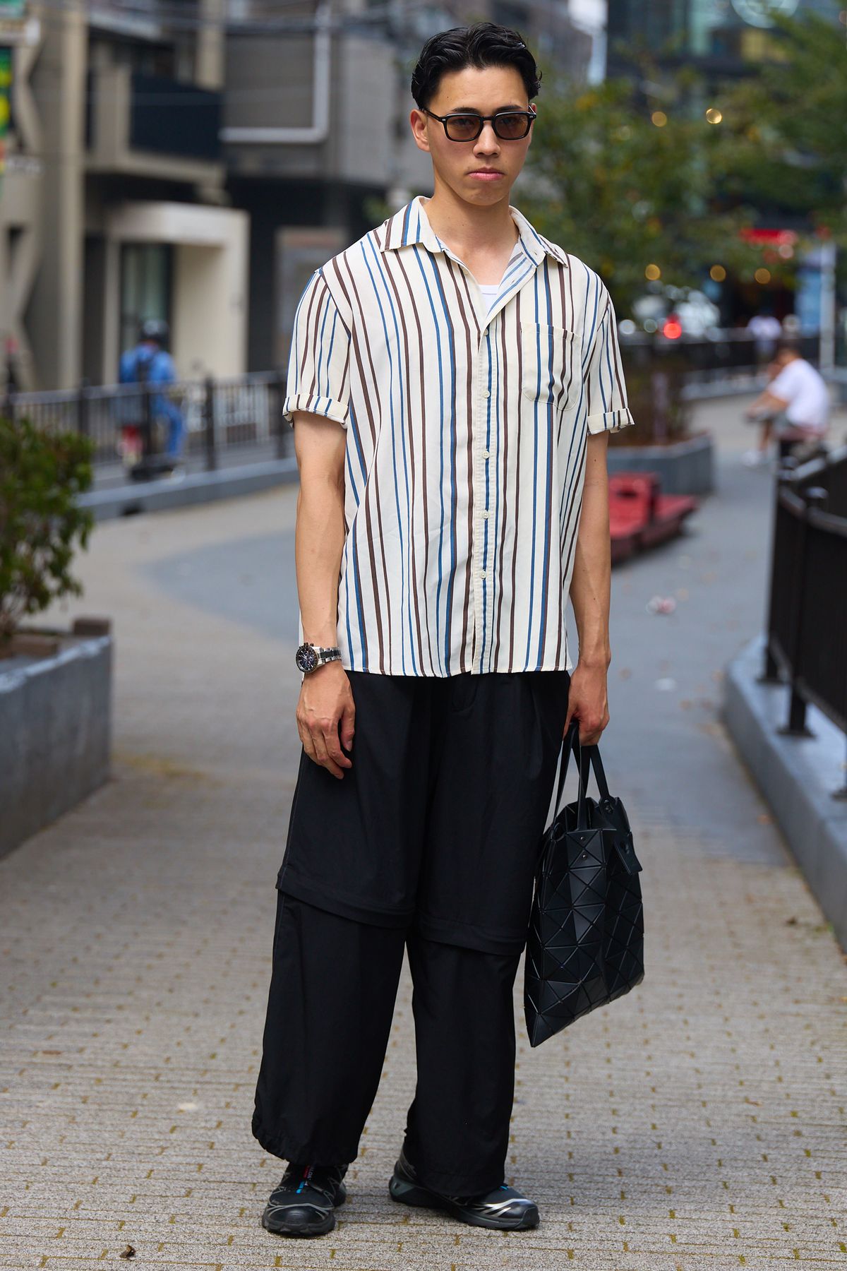 眼鏡＝アイヴァン　シャツ＝古着 　カットソー＝エイチアンドエム　パンツ＝メゾンスペシャル　バッグ＝バオバオイッセイミヤケ　腕時計＝セイコー　シューズ＝サロモン