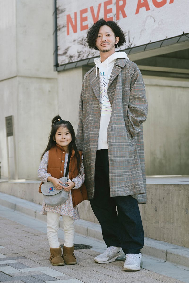 初春の爽やかコーデに、白パーカとグレーコートの名コンビ 丸山克基