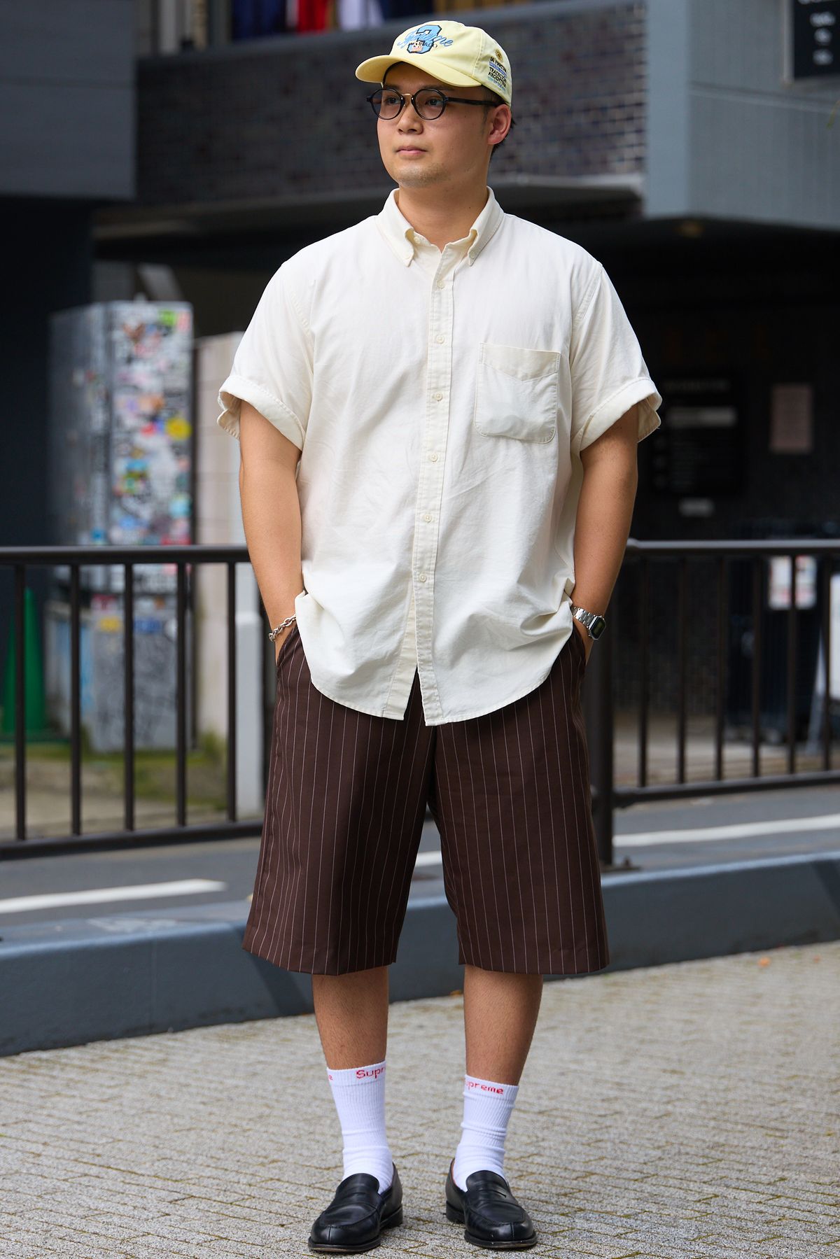 帽子、パンツ、靴下＝すべてシュプリーム