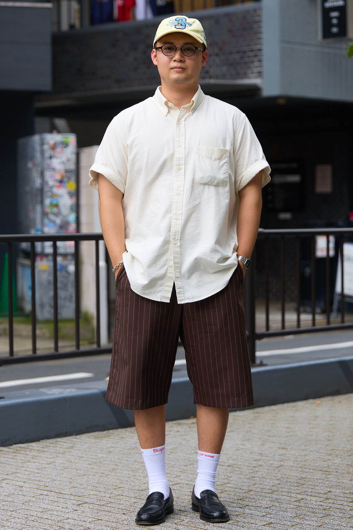 帽子、パンツ、靴下＝すべてシュプリーム