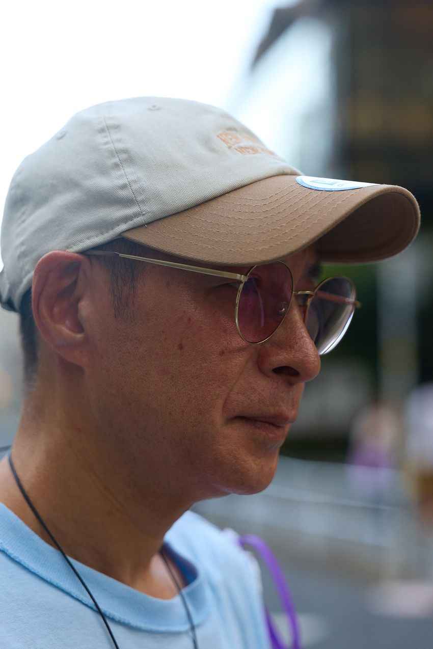 「夏こそデニム」な大人たちをパパラッチ！色は薄ブルー、好相性なトップスは…… - 3枚目の画像