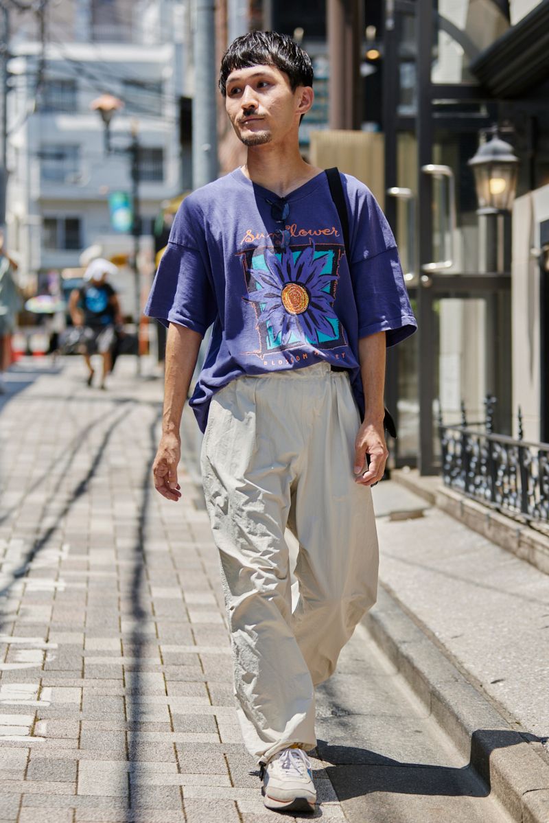 眼鏡、Tシャツ＝ともに古着