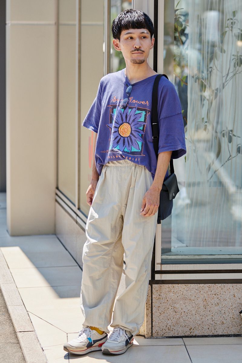 眼鏡 、Tシャツ＝ともに古着　パンツ＝不明　バッグ＝マーガレットハウエル　シューズ＝プーマ