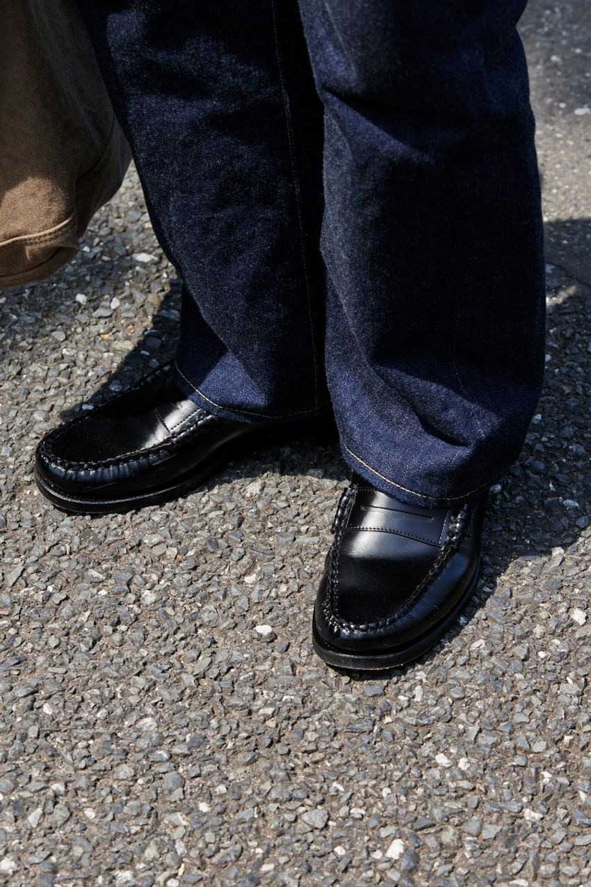 洒落者たちが実践している「デニム×革靴」。足元で大人っぽく魅せた5人の好例 - 11枚目の画像