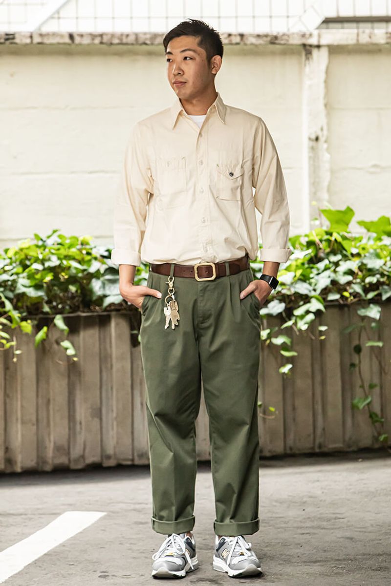 アースカラーコーデを、テックスニーカーで土っぽさなく 小林和樹