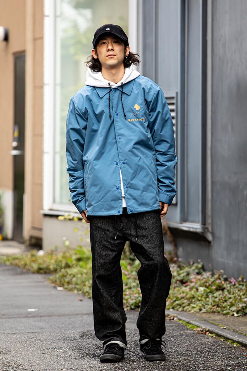 だらしなくないストリートスタイルは、足元ルーズ×首元キッチリ 小湊稜