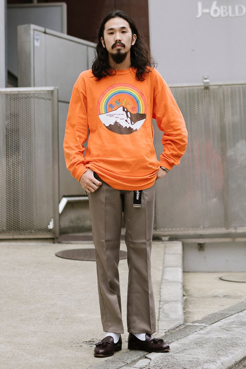 ポップなカットソーに、スラックスとローファーがグッドバランス 伊東航