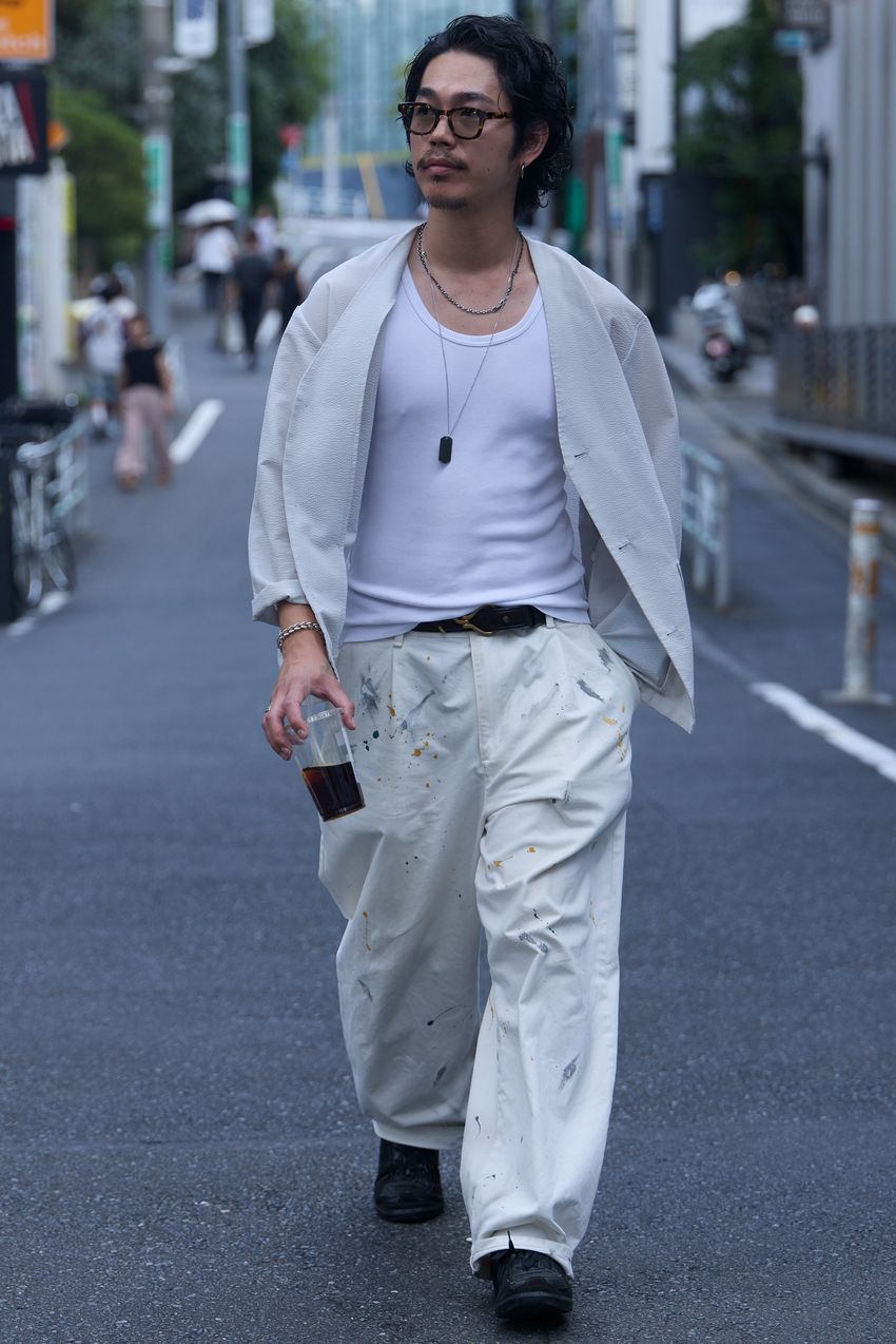 「“淡色パンツ”なら、どんなスタイルでも爽やかに見える説」を立証した5名のスナップ集 - 8枚目の画像