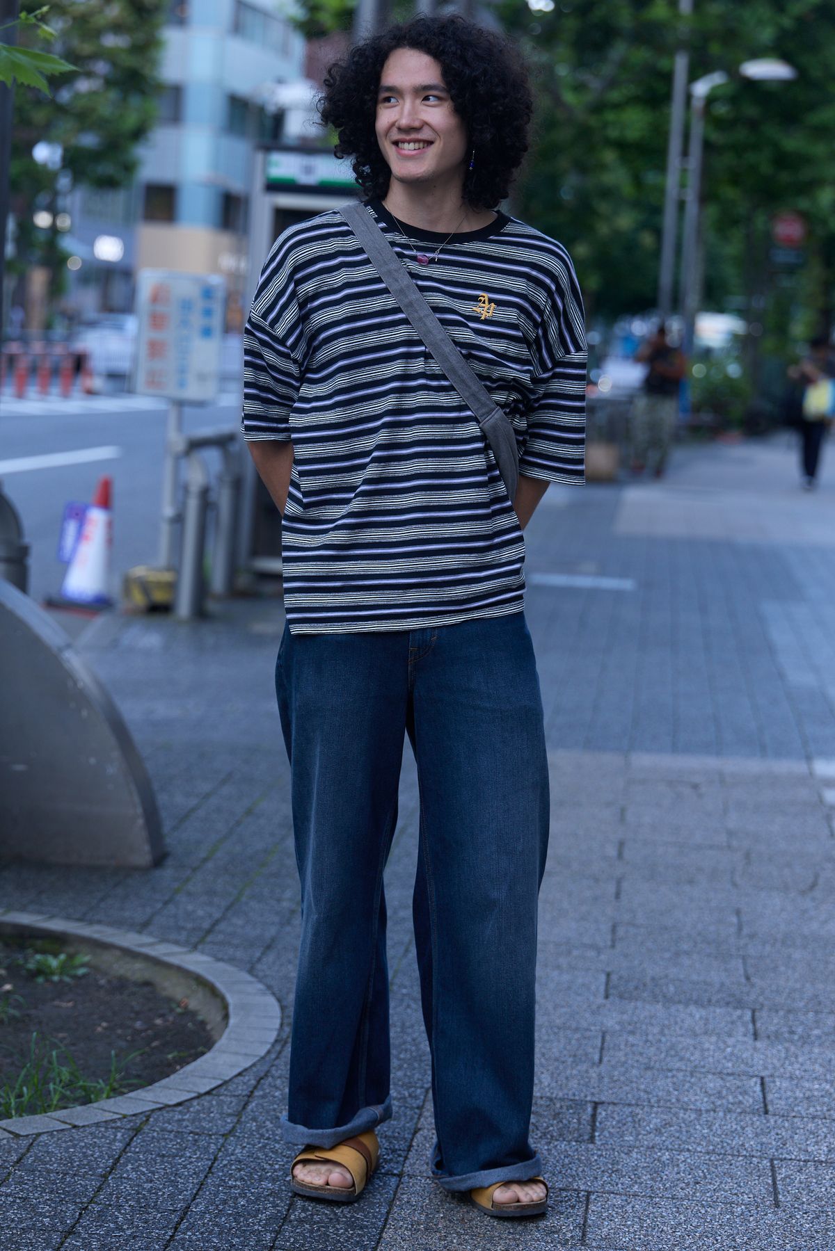 ネックレス、リング＝ともに古着　Tシャツ＝アドーンプレーン　パンツ＝エイチアンドエム  バッグ ジーユー　シューズ＝エドウィン