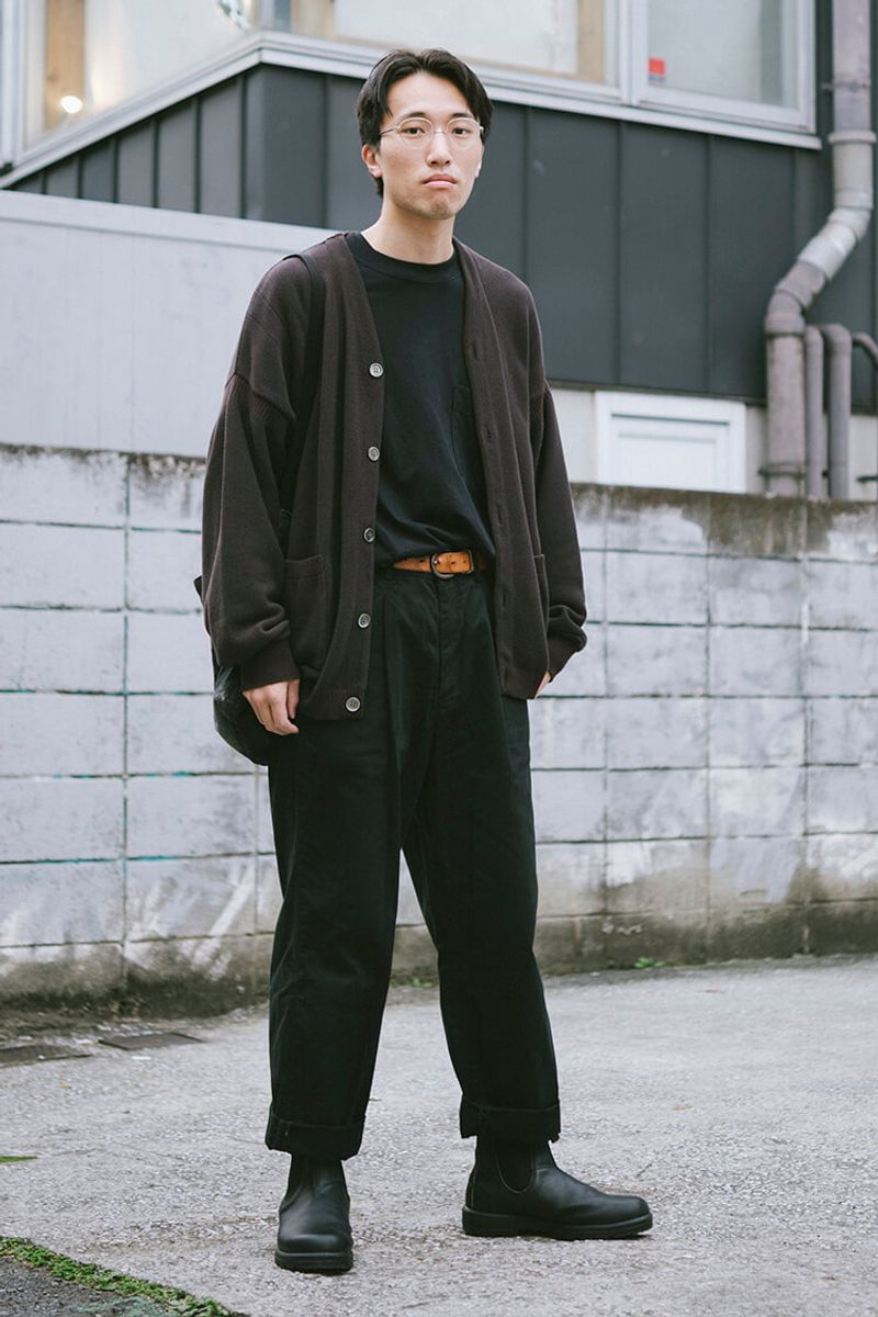 ブラックコーデに表情を作るベルト&シャツイン 松本拳