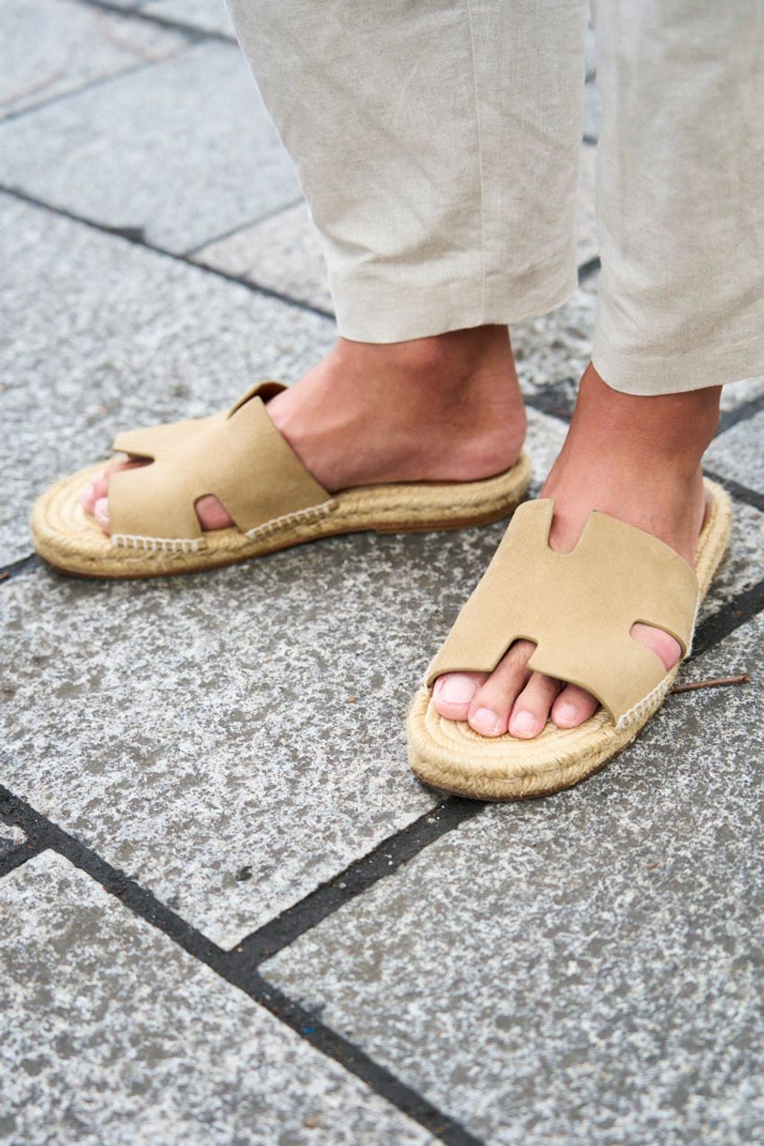 40代の5名が証明！“タックイン”は品良く大人に見せる最良のコーデ術。さりげない小物使いもポイント - 7枚目の画像