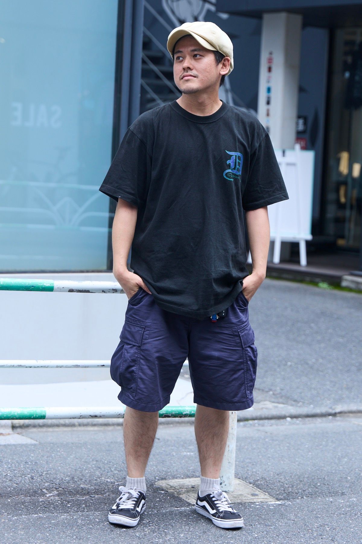 帽子 古着  Tシャツ 不明  パンツ ユニクロ  靴下 ノーブランド  シューズ ヴァンズ