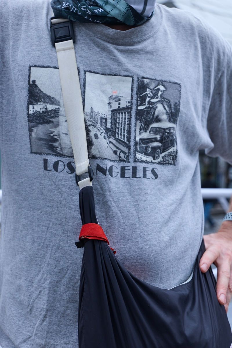不明のTシャツコーディネート | 260824-0845-49 Vasili Kulazhonak 6枚目の写真