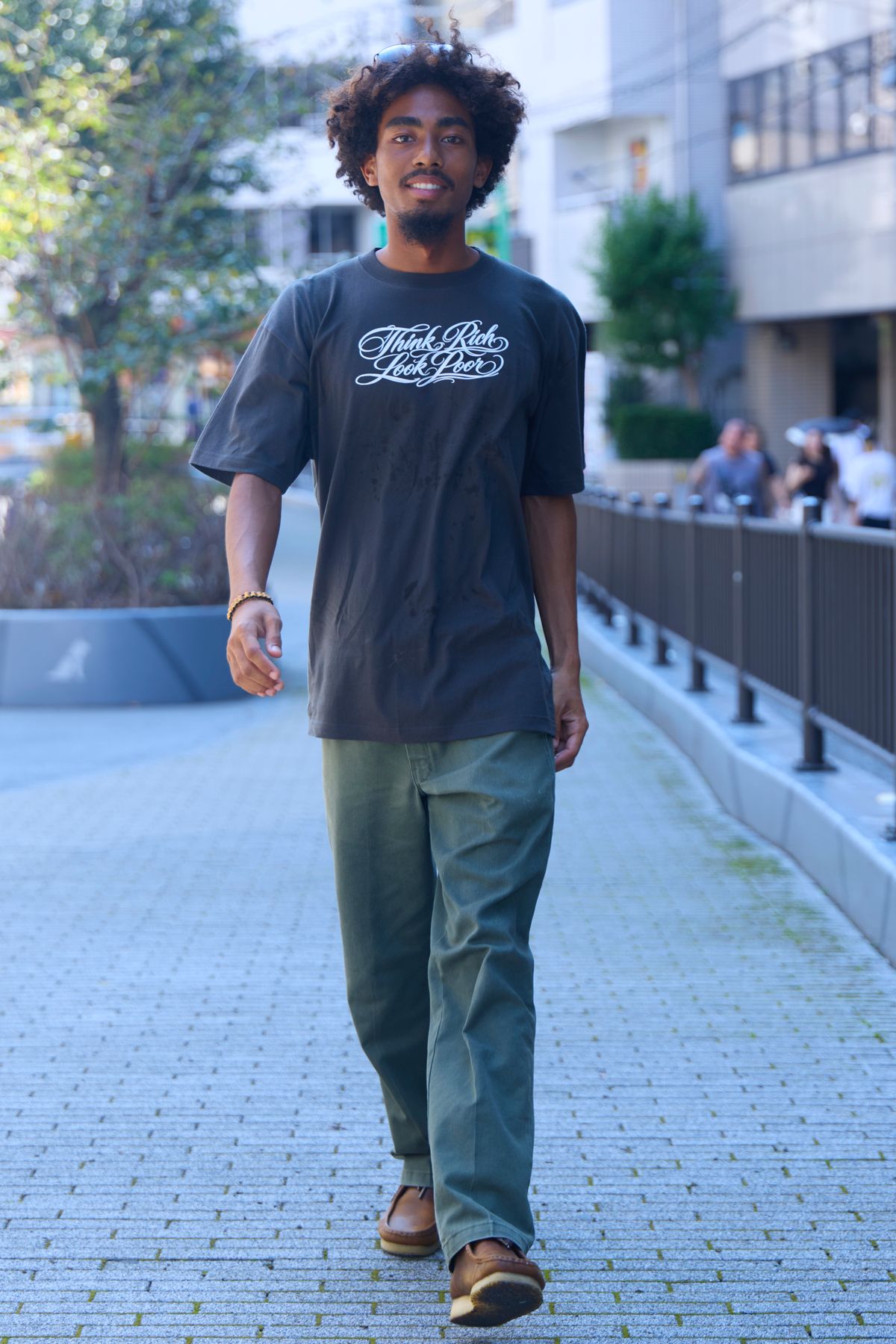 眼鏡、Tシャツ、アクセサリー＝すべて不明