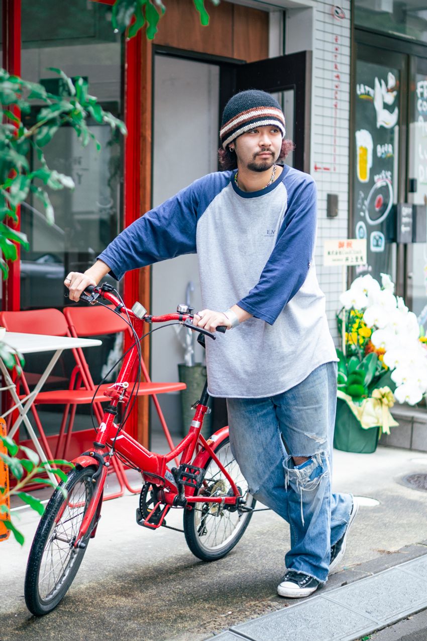 「ロンTをサラッと着る」なら“小物使い”がキモ！ キャップ、腕時計、バッグの合わせ方に注目 - 5枚目の画像