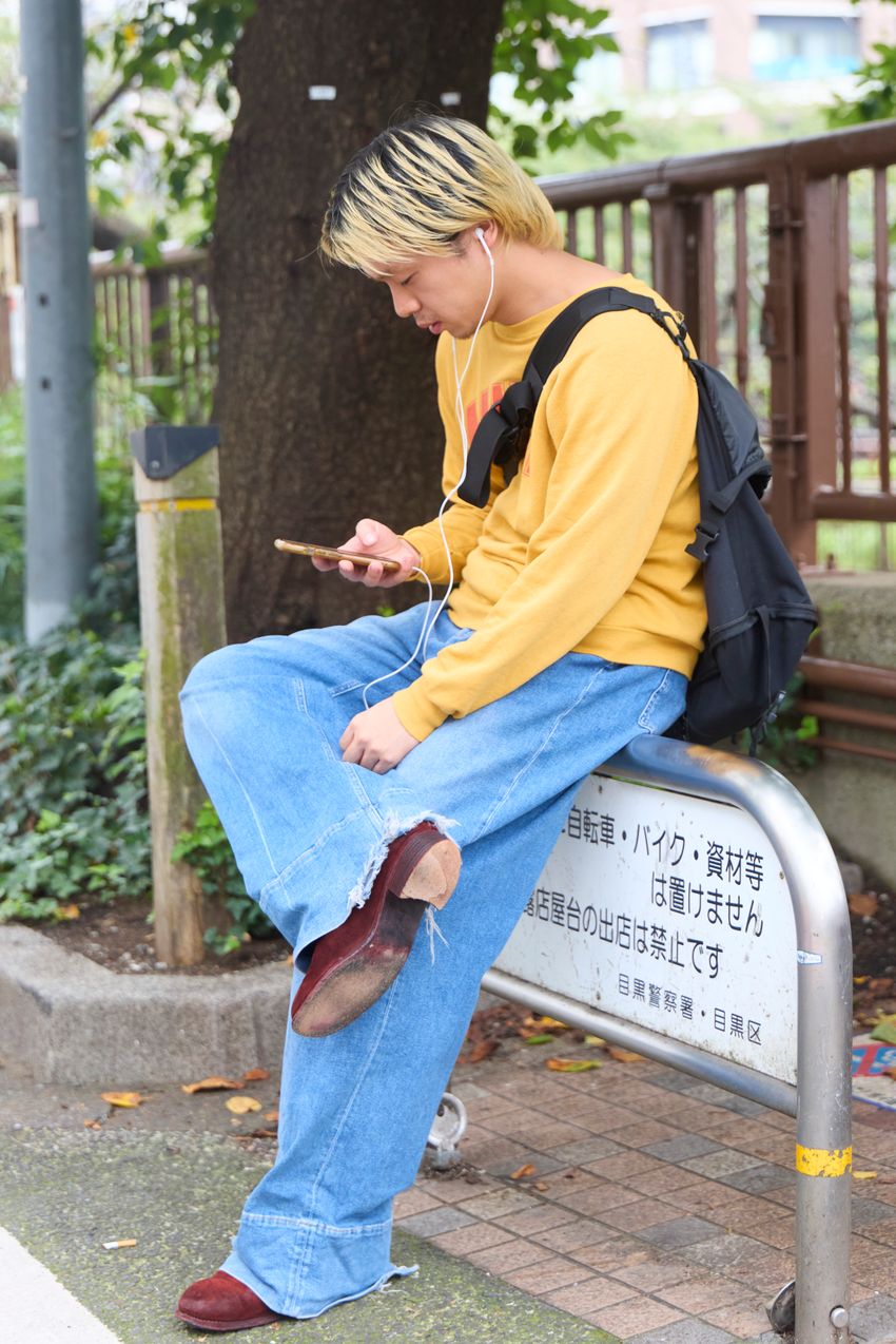 “脱・無難”に成功したスウェットコーデ集。定番アイテムこそグラフィックや色で楽しむ - 2枚目の画像