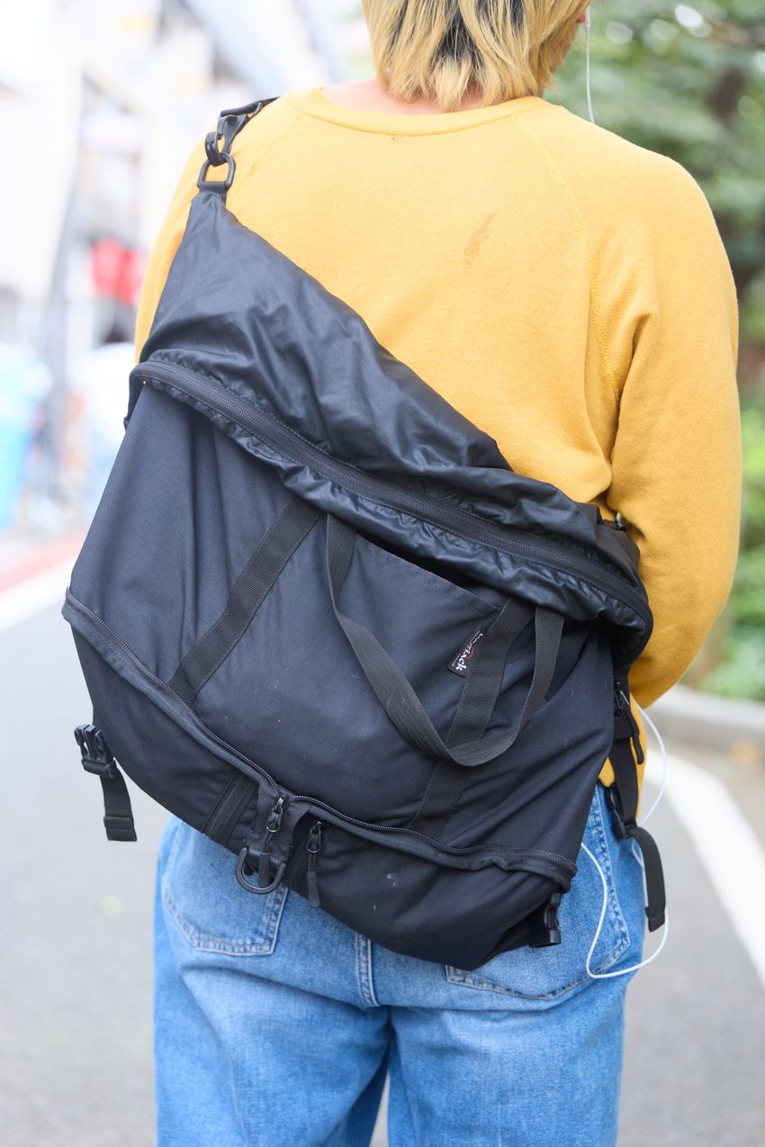 “脱・無難”に成功したスウェットコーデ集。定番アイテムこそグラフィックや色で楽しむ - 4枚目の画像