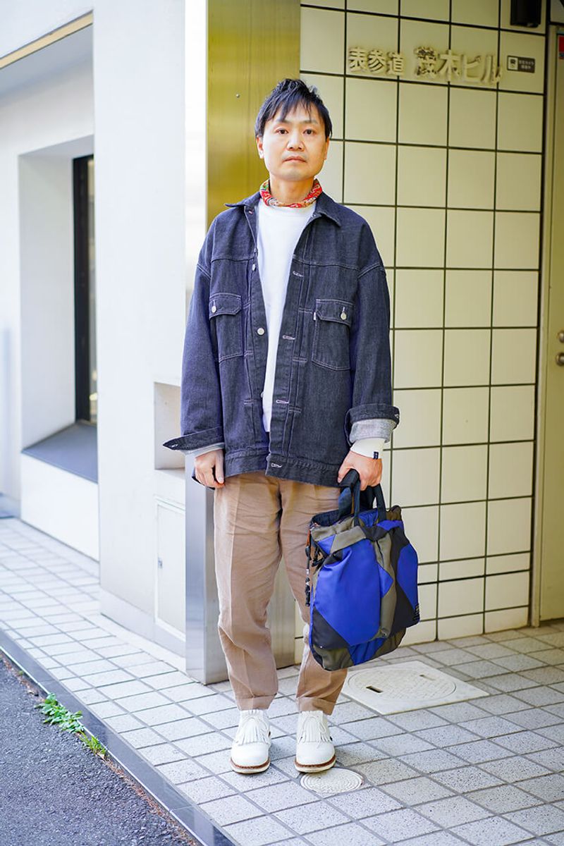 白とベージュのスッキリコーデに、ビッグサイズなカバーオールでひとクセを 伊藤寛