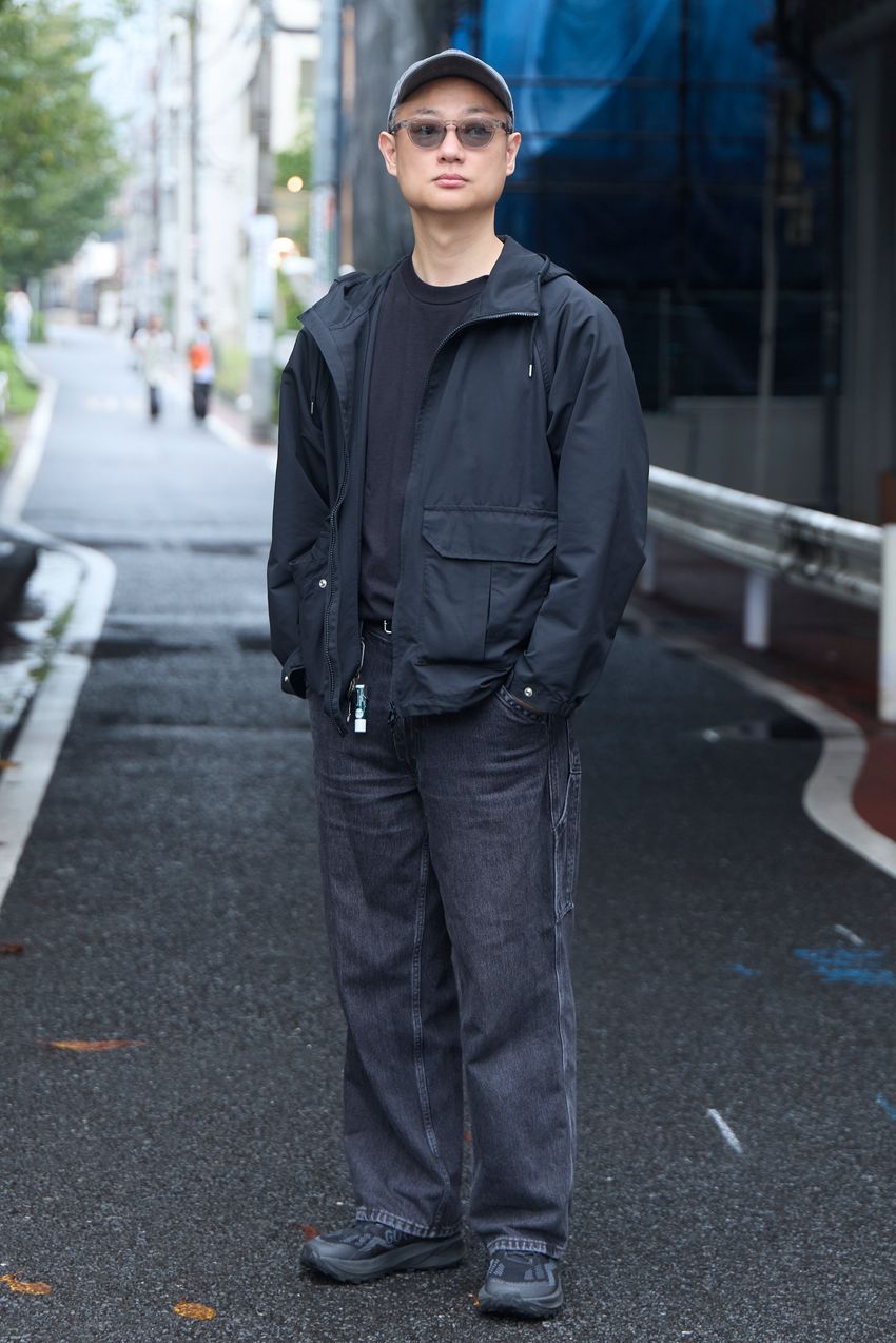 1枚あると重宝する“黒のシェル”。雨風凌いでコーディネイトも簡単にキマる！ - 2枚目の画像