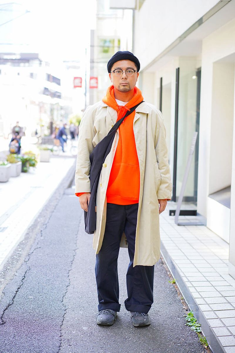 ストリートなブラック×オレンジを大人っぽく包み込むバーバリーのコート 本間里望