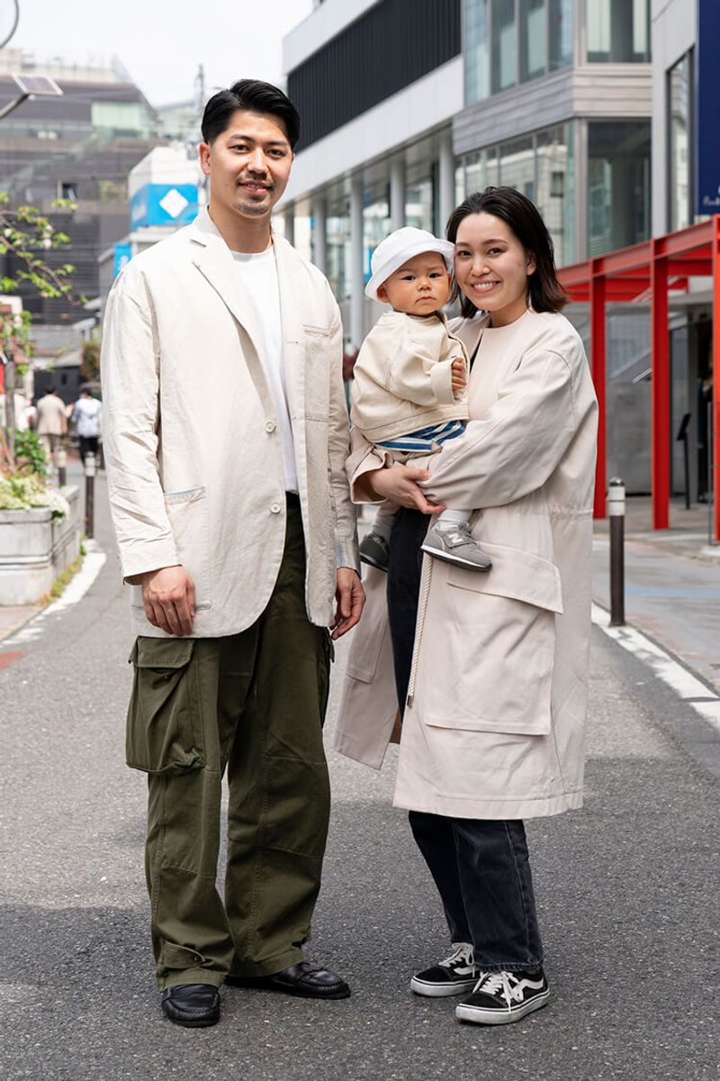 オフホワイトのリンクコーデで、春の爽やかファミリーの出来上がり 青山凌太